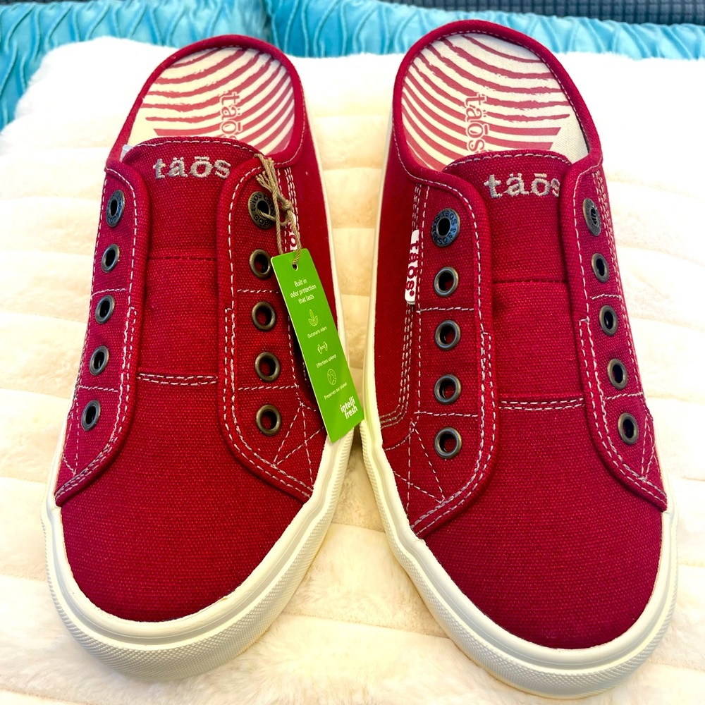 NIB: Täōs EZ Soul Slip-On Red Canvas Shoes - size 8